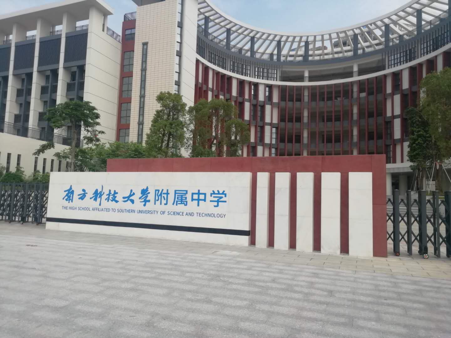 南方科技大學(xué)附屬中學(xué)語(yǔ)音教室英語(yǔ)聽說(shuō)考試升降屏風(fēng)機(jī)考卡座電腦桌