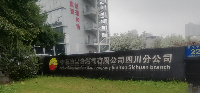 中石油燃氣培訓基地安裝升降屏風電腦桌，翻轉(zhuǎn)電腦桌